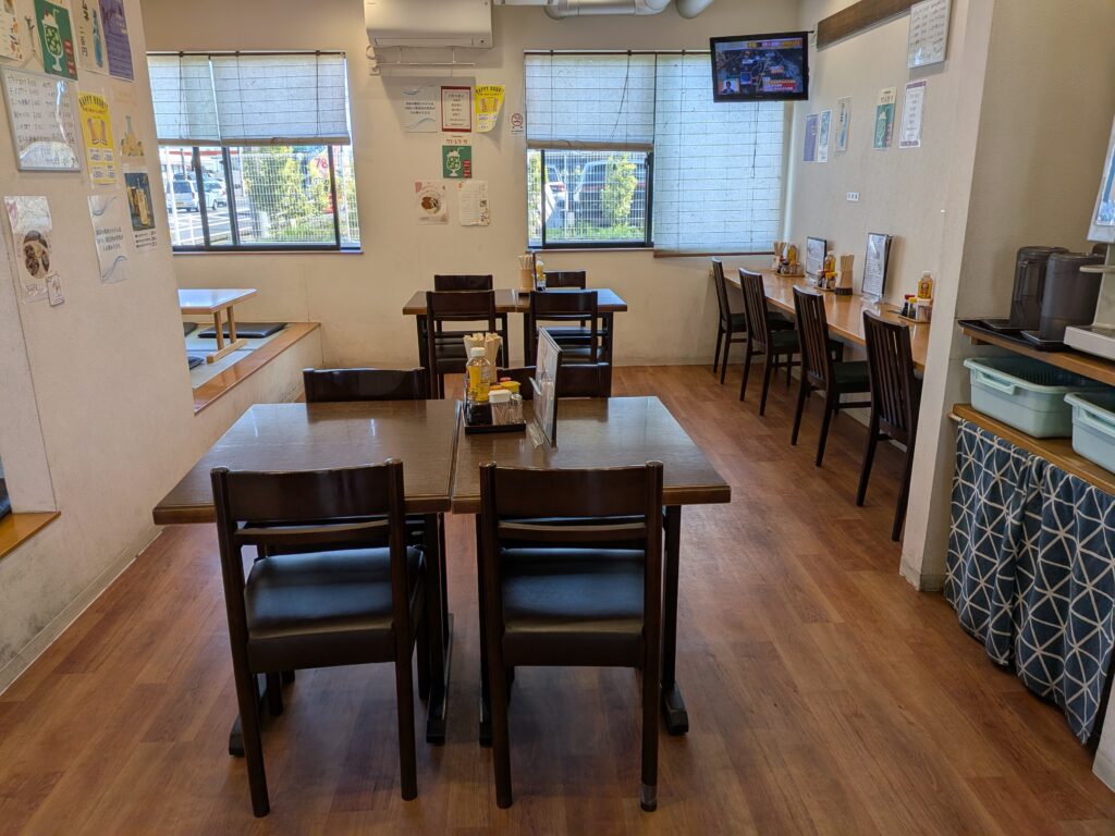 地域情報　高砂食堂　室内　食事　藤沢市　六会日大前　飯島興産